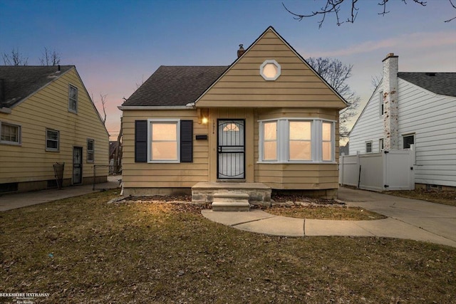 bungalow-style house featuring fence