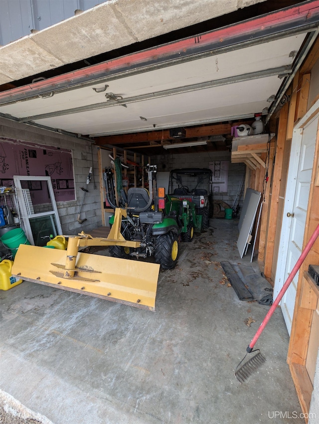 garage featuring concrete block wall