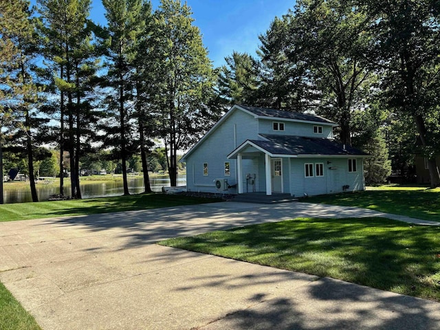 view of front of house featuring a front yard and concrete driveway