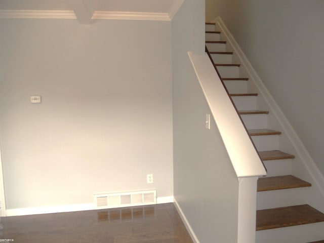 stairway with visible vents, crown molding, and baseboards