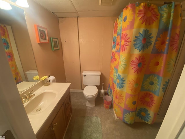 full bathroom featuring visible vents, toilet, a shower with curtain, vanity, and a paneled ceiling