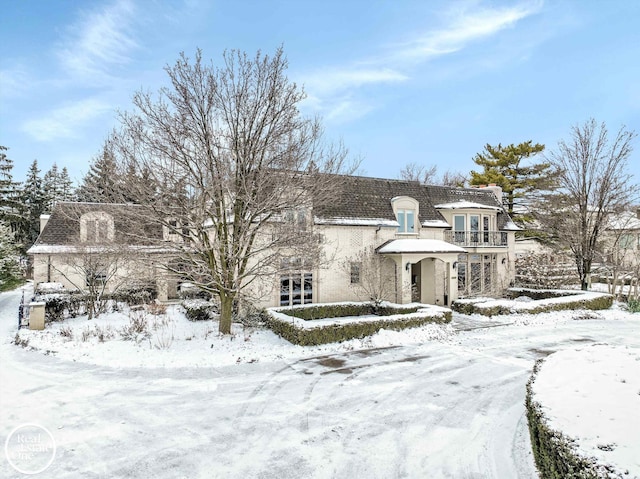 view of front of property featuring a balcony and stucco siding