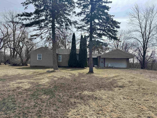 view of front of house with a front lawn and an attached garage