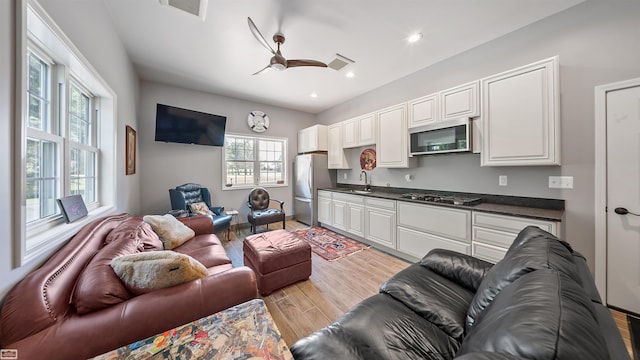 living room featuring recessed lighting, light wood-style floors, visible vents, and ceiling fan