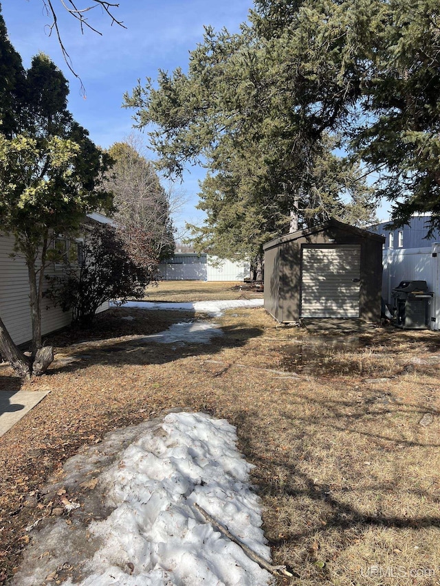 view of yard with an outbuilding and a detached garage