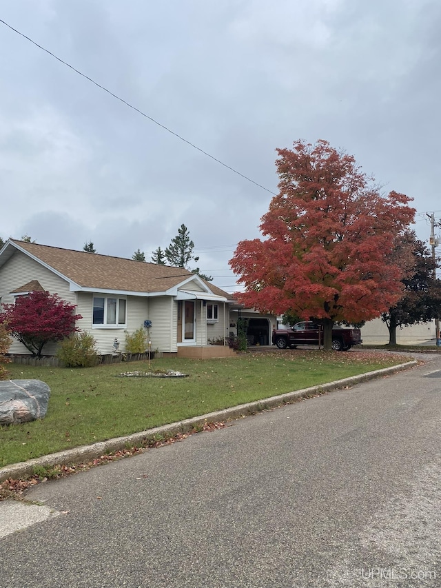 view of front facade featuring a front yard