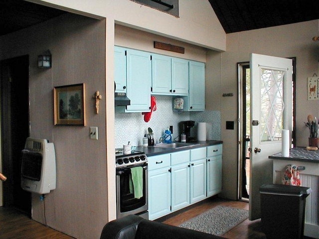 kitchen featuring tasteful backsplash, under cabinet range hood, stainless steel electric range oven, heating unit, and a sink