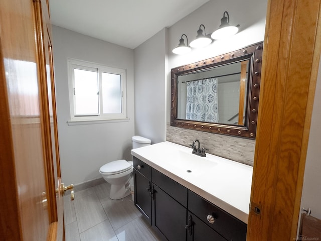 full bathroom featuring vanity, a shower with shower curtain, baseboards, decorative backsplash, and toilet