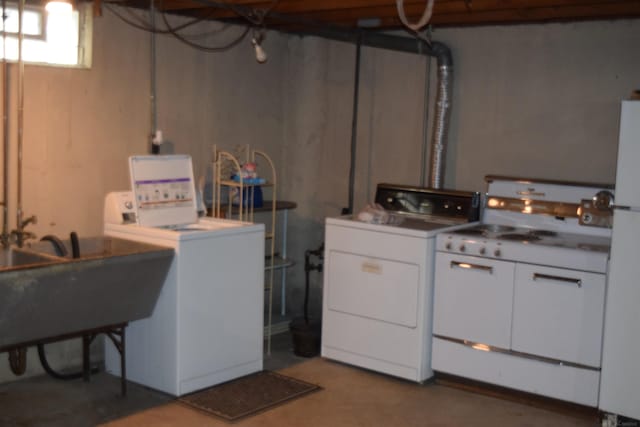 washroom with laundry area and washer and clothes dryer