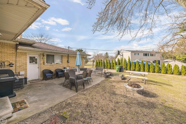 view of patio with an outdoor fire pit