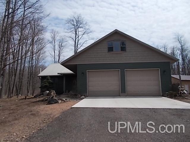 view of front of house with a garage and driveway