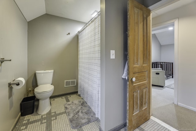 full bathroom featuring visible vents, baseboards, toilet, a shower with curtain, and vaulted ceiling