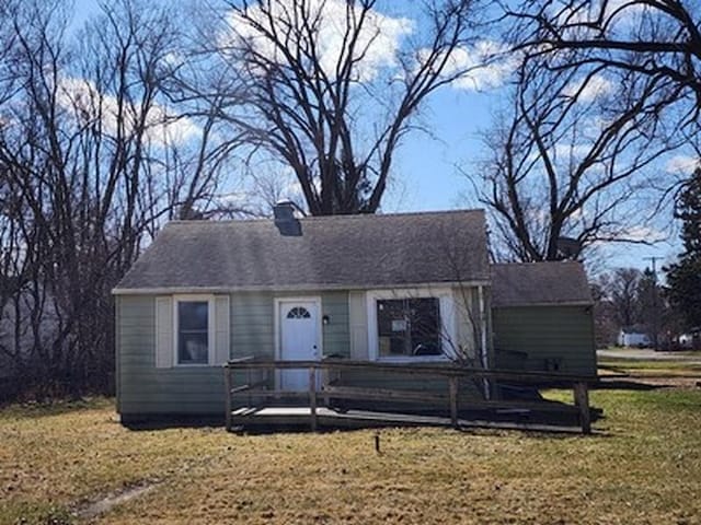 2488 Montana Ave, Saginaw, MI 48601 - view of front facade with a chimney, a front lawn, and a deck