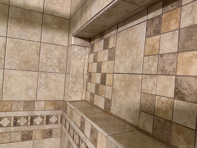 details featuring tiled shower