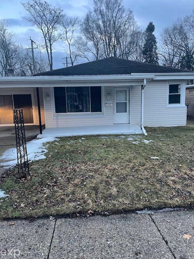 view of front of property featuring a front yard