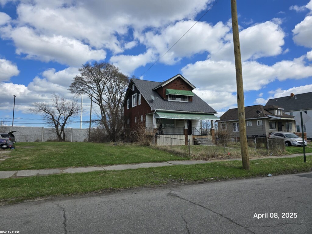 view of front of property with a fenced front yard and a front lawn