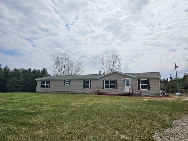 manufactured / mobile home featuring a front yard