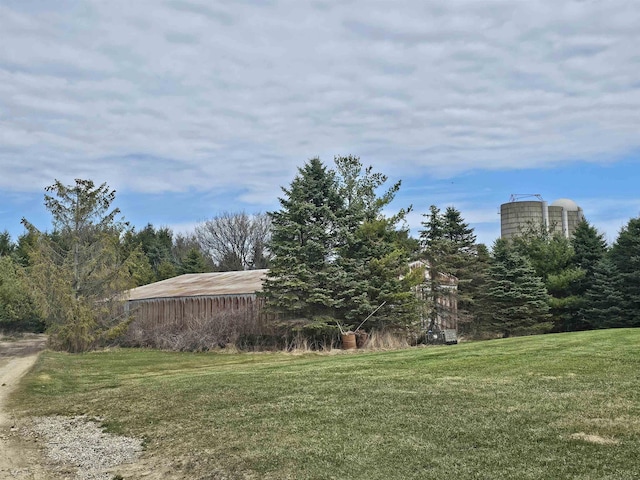 view of yard with an outbuilding and an outdoor structure