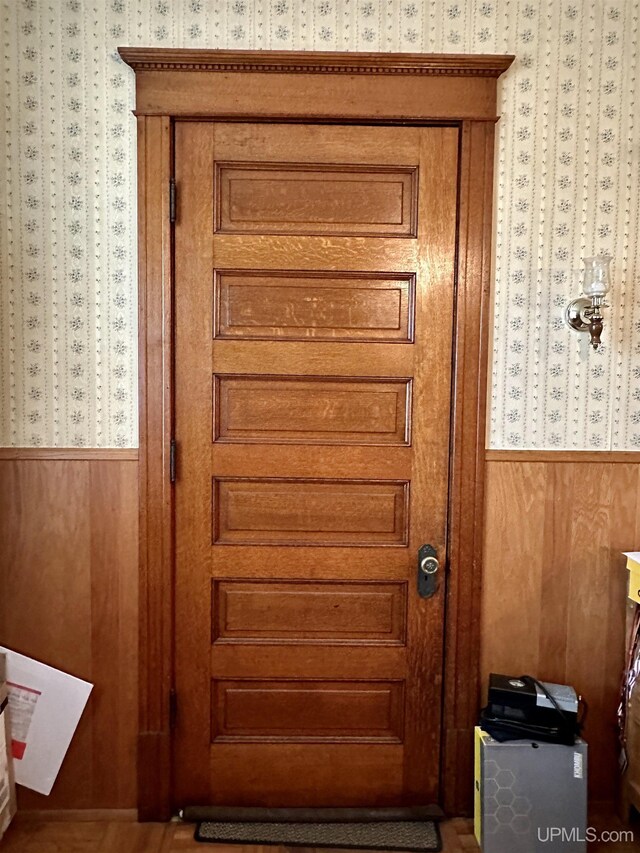 404 Lake Shore Dr, Escanaba, MI 49829 - detailed view of wallpapered walls