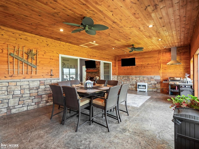 view of patio featuring ceiling fan, a grill, and outdoor dining area