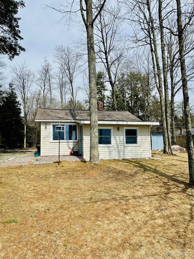 ranch-style house with a front lawn