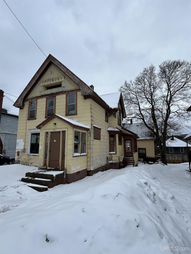 traditional-style home featuring crawl space