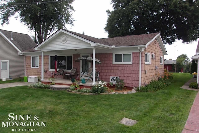 view of front facade featuring a porch and a front yard