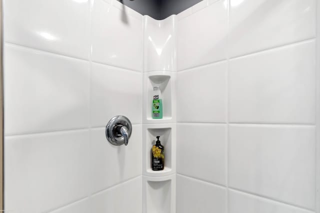 details featuring a tile shower