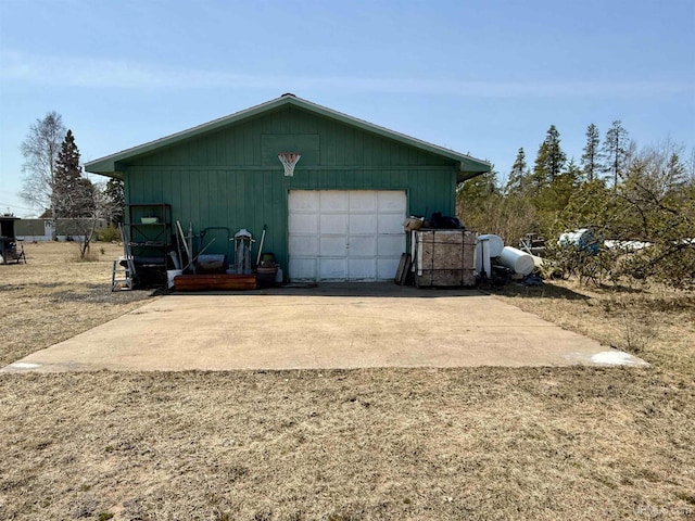 detached garage featuring concrete driveway
