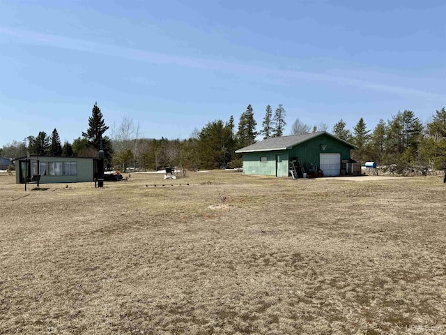 view of yard with an outdoor structure and a garage