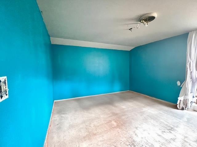 spare room featuring carpet floors