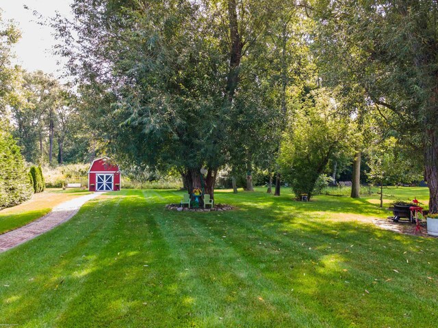 view of yard featuring an outdoor structure and a barn