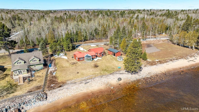birds eye view of property featuring a wooded view