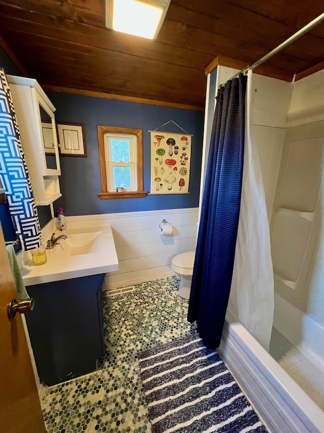 full bathroom with wooden ceiling, vanity, a shower with shower curtain, and toilet