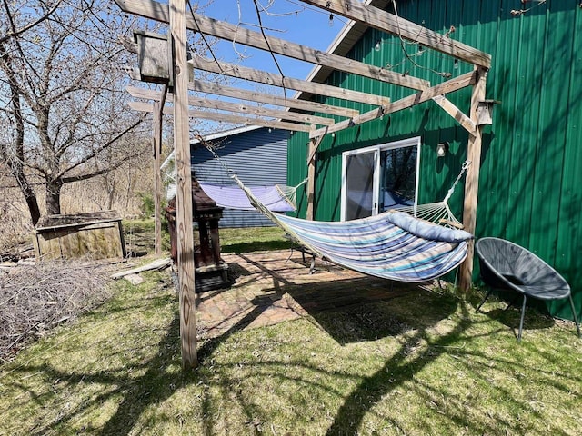 view of yard featuring a pergola