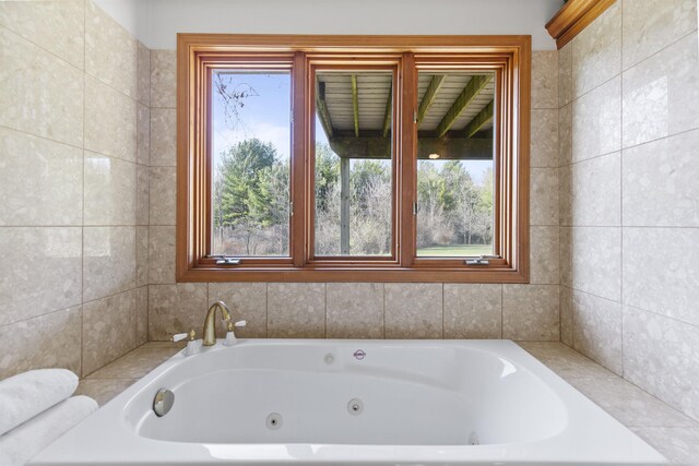 6728 Frith Rd, Smiths Creek, MI 48079 - bathroom featuring a jetted tub
