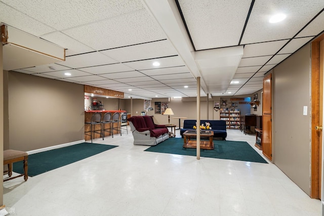 living room featuring indoor bar and recessed lighting