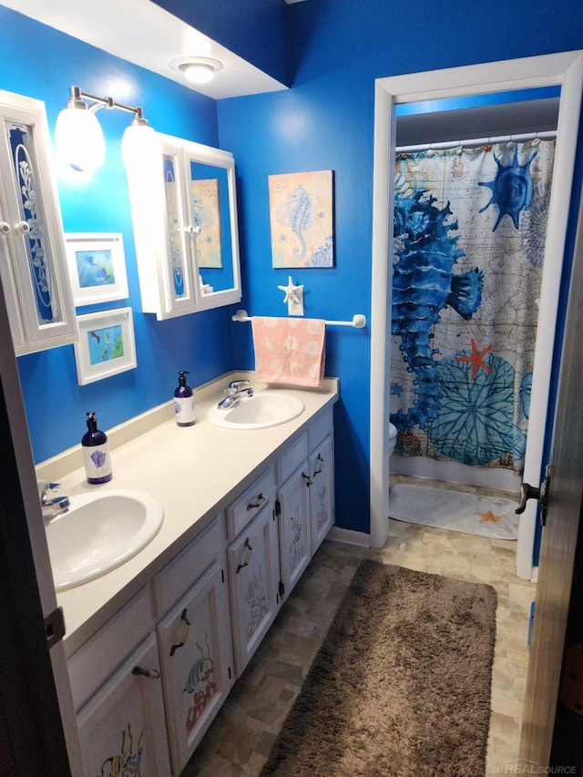 full bath with toilet, a shower with curtain, a sink, and double vanity
