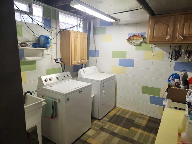laundry area featuring cabinet space, a sink, and independent washer and dryer
