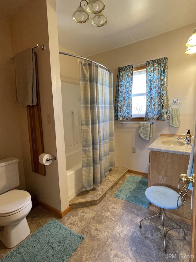 full bathroom featuring shower / bath combo with shower curtain, toilet, baseboards, and vanity