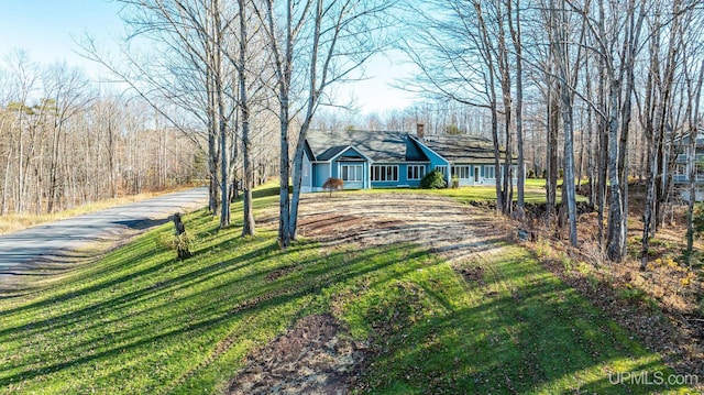 view of front of property featuring a front yard