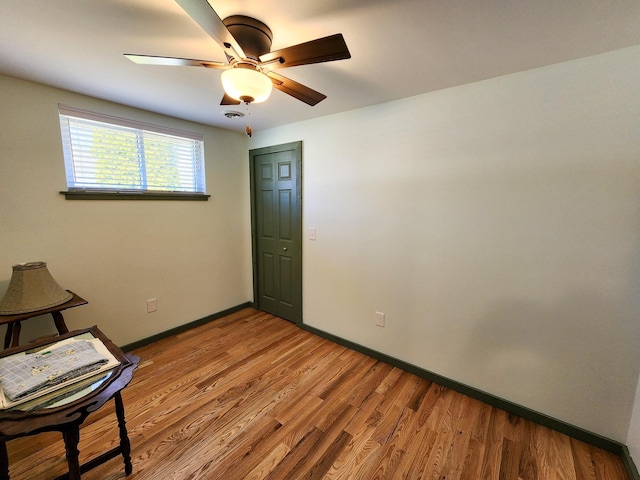 unfurnished room featuring light wood-style flooring, baseboards, and ceiling fan