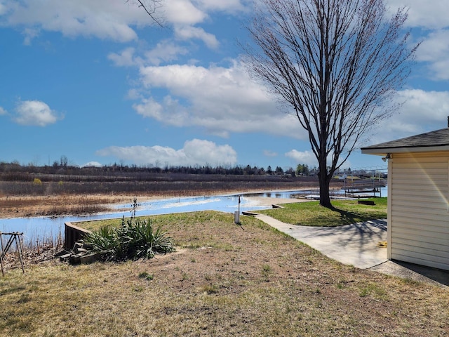 view of yard featuring a water view