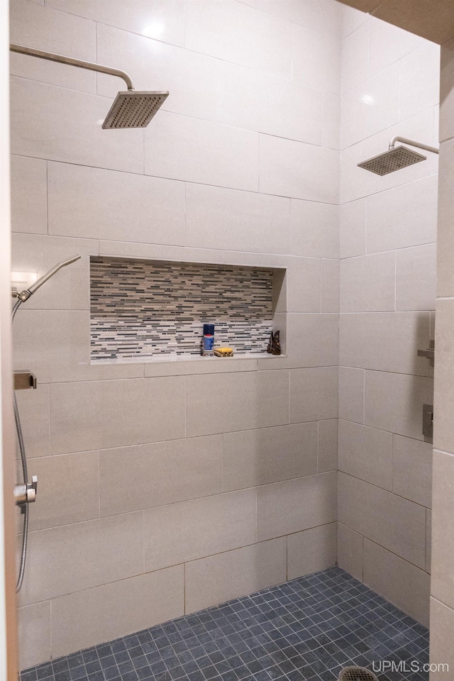 full bathroom featuring a tile shower