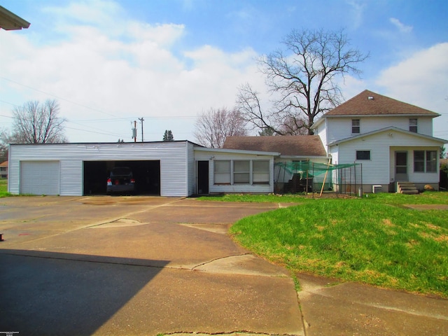 view of front of property featuring a front yard and a garage