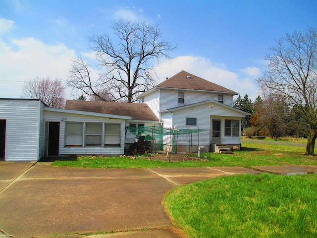 view of front of home with entry steps and a front yard