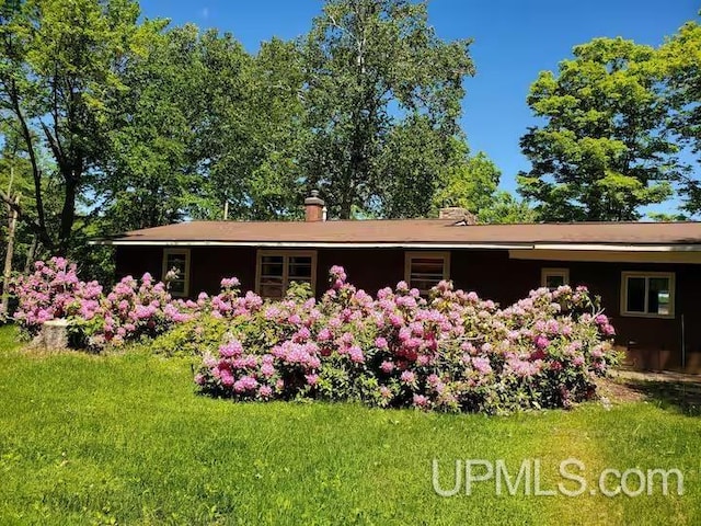 exterior space featuring a lawn