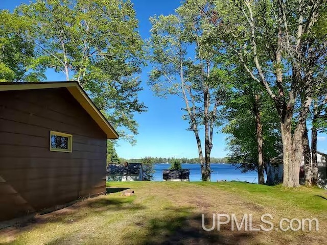 view of yard featuring a water view