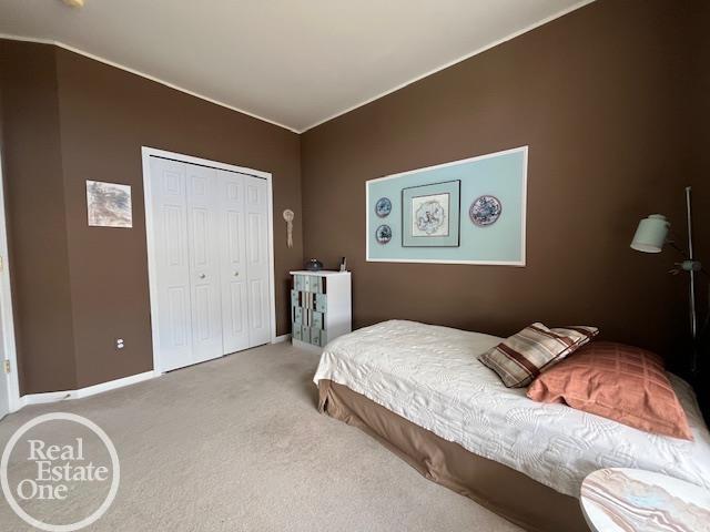 bedroom featuring carpet floors, a closet, and baseboards
