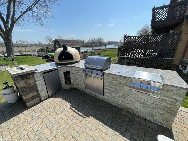 view of patio featuring an outdoor kitchen and grilling area